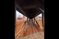 Bild Bei der Sanierung wurden drei verschiedene, unbehandelte Holzarten verbaut: Eiche, Lärche und Douglasie. Der helle Naturfarbton ist noch ungewohnt. Mit der Zeit entwickelt das frisch verbaute Holz eine graue Patina.