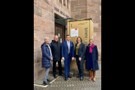 Bild Freuen sich über die neue Beschilderung am Heilig-Geist-Haus (v. l. . r.): Christine Schüßler, Leiterin des Amts für Internationale Beziehungen, Christian Marguliés, Vorsitzender des Stadtseniorenrats Nürnberg, Oberbürgermeister Marcus König, Elisabeth Ries, Referentin für Jugend, Familie und Soziales der Stadt Nürnberg, und Anja-Maria Käßer, Leiterin des Seniorenamts.