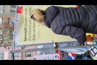 Bild Eine Bürgerin schreibt auf ein Feedback-Plakat ihre Meinung zum wilden Müll.