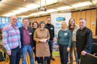 Bild Britta Walthelm, Referentin für Umwelt und Gesundheit (vierte von links), und Mitveranstaltende des Programms „Global Learning 2025 - Kleidung mit Köpfchen. Fast Fashion unter der Lupe“.