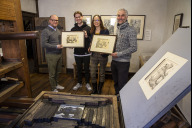 Bild Zwei Gewinner (links und rechts) kamen zur offiziellen Übergabe ins Albrecht-Dürer-Haus. Von links nach rechts: Florian Grüttner, Tristan Heim, Community & Membership 1. FC Nürnberg e. V., Dr. Christine Demele, Leitung des Albrecht-Dürer-Hauses, und Jens Müller. 