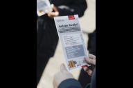 Bild Ein mehrsprachiger Flyer der Stadt Nürnberg informiert über Anlaufstellen für Obdachlose in akuten Notlagen.