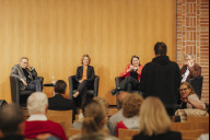 Bild Beim Festakt 500 Jahre Sozialpolitik in kommunaler Verantwortung diskutierten (v. li): Prof. Dr. Georg Cremer, Generalsekretär des Deutschen Caritasverbandes a. D., Jennifer Oevermann, Geschichte für Alle e. V. und Sozial- und Familienreferentin Elisabeth Ries, moderiert von Wolfgang Heilig-Achneck.