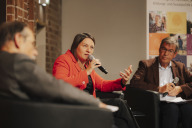 Bild Sozial- und Familienreferentin Elisabeth Ries im Gespräch mit den Podiumsteilnehmenden.