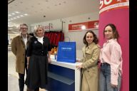 Bild Ein weiterer Pop-up-Store im Wöhrl-Outlet ergänzt seit Donnerstag, 16. Oktober 2025, das Angebot im ehemaligen Kaufhof. Das Unternehmen Tretter-Schuhe erweitert mit der rund 200 Quadratmeter großen Ladenfläche sein Engagement in Nürnberg: (von links): Thomas Weckerlein, Vorstandsvorsitzender Rudolf Wöhrl SE, Julia Melandovych, Filialleiterin Tretter-Schuhe, Wirtschafts- und Wissenschaftsreferentin Dr. Andrea Heilmaier sowie Valeriia Kurbatova, Tretter-Schuhe, im neuen Tretter-Schuhe-Pop-up-Store im ehemaligen Kaufhof.