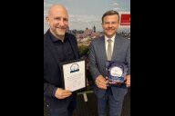 Bild Auf der größten deutschen Verwaltungsfachmesse Kommunale in Nürnberg wurde die Stadtverwaltung am Mittwoch, 22. Oktober 2025, mit dem Digital Award 2025 ausgezeichnet: Oberbürgermeister Marcus König (rechts) und Olaf Kuch, Leiter des Direktoriums Bürgerservice, Digitales und Recht der Stadt Nürnberg, freuen sich über die Auszeichnung.