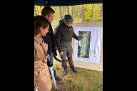 Bild Spatenstich für den Bikepark am Schmausenbuck am Donnerstag, 23. Oktober 2025 (von rechts) mit Forstbetriebsleiter Johannes Wurm, Oberbürgermeister Marcus König und Sportreferentin Cornelia Trinkl.