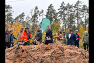 Bild Spatenstich für den Bikepark am Schmausenbuck am Donnerstag, 23. Oktober 2025 (vordere Reihe von links): mit Peter Tretter, Abteilungsleiter Forsten beim Amt für Ernährung, Landwirtschaft und Forsten in Bayern - Roth-Weißenburg, Forstbetriebsleiter Johannes Wurm, Oberbürgermeister Marcus König, Sportreferentin Cornelia Trinkl, und Dr. Thomas Krapf, Schulleiter der Bertolt-Brecht Schule.