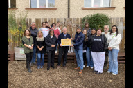 Bild Am Mittwoch, 29. Oktober 2025, wurde die diesjährige Aufwandsentschädigung für die ehrenamtliche Arbeit des Naturschutzbeirats an die Scharrer-Mittelschule gespendet in Anwesenheit von Britta Walthelm, Referentin für Umwelt und Gesundheit (vordere Reihe, 3. v. links) und Mitgliedern des Naturschutzbeirats: Dr. Christian Kölling, Schutzgemeinschaft Deutscher Wald e. V. (2. v. links), Jochen Loy, Bayerischer Bauernverband (in der Mitte mit Schild), Rainer Edelmann, Bund Naturschutz, Kreisgruppe Nürnberg (2. v. rechts), Markus Philipp, Rektor der Scharrer-Mittelschule (Mitte rechts),
und Vertreterinnen und Vertreter des Kollegiums und der Schülerschaft.