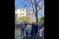 Bild Demokratie, die Wurzeln schlägt – Verfassungsviertelstunde trifft auf gelebte Praxis an der Beruflichen Schule 13 (B13): Schülerinnen und Schüler der B13 zusammen mit Lehrkräften und Oberbürgermeister Marcus König (ganz links), Schulreferentin Cornelia Trinkl (4. von rechts) und Schulleiterin der B13, Barbara Maier (5. von rechts), vor dem "Demokratie-Baum".