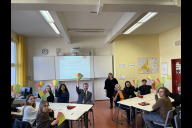 Bild Demokratie, die Wurzeln schlägt – Verfassungsviertelstunde trifft auf gelebte Praxis an der Beruflichen Schule 13: Schülerinnen und Schüler der 12. Jahrgangsstufe mit Oberbürgermeister Marcus König (5. von links), Schulleiterin Barbara Maier (7. von links), und Schulreferentin Cornelia Trinkl (8. von links).