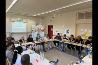 Bild Demokratie, die Wurzeln schlägt – Verfassungsviertelstunde trifft auf gelebte Praxis an der Beruflichen Schule 13: Schülerinnen und Schüler der 12. Jahrgangstufe in der Diskussion mit Oberbürgermeister Marcus König (4. von links) und Schulreferentin Cornelia Trinkl (3. von links).