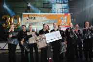 Bild Tänzerinnen der Tanzschule Mischpacha, die den Preis für den ersten Platz in der Kategorie Advanced (11 bis 16  Jahre) entgegennehmen: ein Geldpreis von 250 Euro (gesponsert von der Firma Fürst) und Neoxx-Rucksäcke (gesponsert von der Firma Undercover).