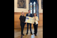 Bild Freuen sich, dass das EUROPE DIRECT in Nürnberg bleibt (v. re.): Dr. Andrea Heilmaier, für Europa zuständige Wirtschafts- und Wissenschaftsreferentin der Stadt Nürnberg, Marcus König, Oberbürgermeister der Stadt Nürnberg, Jasmin Kaiser, Leiterin des EUROPE DIRECT Nürnberg.