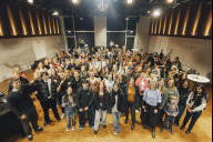 Bild Freiwilligendienstleistende des Jahrgangs 2025/2026 und Veranstalter in der Kulturwerkstatt auf AEG.