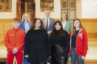 Bild Die vier "Youngagement"-Preisträgerinnen und -Preisträger mit (hinten v. li.) Dr. Barbara Sterl, Leiterin der Stabsstelle Bürgerschaftliches Engagement im Referat für Jugend, Familie und Soziales, Oberbürgermeister Marcus König und Sozialreferentin Elisabeth Ries.

