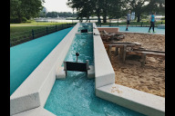 Bild Rund zwei Wochen fließt kein Wasser auf dem beliebten Spielplatz an der Norikusbucht. Die elektronische Pumpensteuerung ist defekt und muss repariert werden.