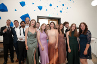 Bild Auszubildende des diesjährigen Jahrgangs der Schöller-Azubi-Akademie bei der Abschlussveranstaltung am Donnerstag, 15. Mai 2025.