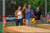 Bild Bürgermeister und Erster Sör-Werkleiter Christian Vogel (Mitte), Sozialreferentin Elisabeth Ries sowie Stadtplanungsamtsleiter Siegfried Dengler haben die Jugendunterstände im Nürnberger Burggraben feierlich eingeweiht.