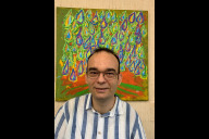 Bild Der Künstler Markus Hörauf vor einem seiner Freuden-Tränen-Bäume. Zu sehen sind seine Gemälde im Nachbarschaftshaus Gostenhof.