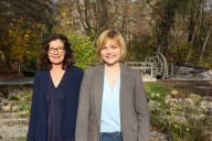 Bild Jana Stadlbauer, neue Leiterin der Abteilung für kulturelle und politische Bildung im Amt für Kultur und Freizeit (re.), und Annekatrin Fries, Leiterin des Amtes für Kultur und Freizeit, setzen künftig gemeinsam Impulse für die Weiterentwicklung des Erfahrungsfelds zur Entfaltung der Sinne.