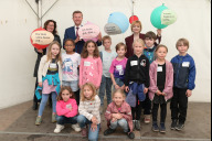 Bild Kinder des Zentralhorts Welserstraße setzen sich am „Tag der Demokratie“ der Abteilung für kulturelle und politische Bildung bei einem Sonderangebot des Politmobils gemeinsam mit Themen wie Zusammenleben in der Gesellschaft, dem Recht auf eine eigene Meinung sowie Toleranz und Gleichberechtigung auseinander. Im Hintergrund, v. li.: Annekatrin Fries, Leiterin des Amts für Kultur und Freizeit, Oberbürgermeister Marcus König sowie Jana Stadlbauer, Leiterin der Abteilung kulturelle & politische Bildung im Kuf.