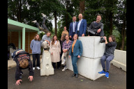 Bild Eröffnung der Jugendaktionsfläche am Oberen Wöhrder See mit Bildungsreferentin Cornelia Trinkl und der Referentin für Jugend, Familie, Senioren und Soziales, Elisabeth Ries (erste Reihe Mitte und rechts), sowie mit Oberbürgermeister Marcus König und Bürgermeister und Erstem Sör-Werkleiter Andreas Krieglstein (zweite Reihe Mitte) sowie Mitgliedern des Parkour Nürnberg e. V.