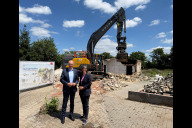 Bild Die Stadt Nürnberg setzt ein Zeichen für nachhaltiges und zukunftsfähiges Bauen: Bürgermeister und Erster Sör-Werkleiter Andreas Krieglstein informiert am Montag, 15. Juni 2026, gemeinsam mit Britta Walthelm, Referentin für Umwelt und Gesundheit, über den vollständig klimaneutralen Gebäudeabbruch im Westpark (v.l.).