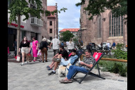 Bild Der neue gestaltete Lorenzer Platz, der am Montag, 6. Juli 2026, der Öffentlichkeit übergeben wurde, ist ein hochwertiger, grüner und einladender Stadtraum, der von Anfang an gut angenommen wird. Möglich wurde die Umgestaltung durch die Förderung des Landes Bayern und des Bundes sowie der Zukunftsstiftung der Nürnberger Sparkasse.
