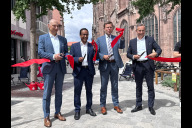 Bild Von links: Bürgermeister und Erster Sör-Werkleiter Andreas Krieglstein, der Bürgermeister für Wohnen, Bauen und Stadtentwicklung, Dr. Nasser Ahmed, Oberbürgermeister Marcus König und Matthias Wittmann, Vorstandsvorsitzender der Sparkasse Nürnberg, haben am Montag, 6. Juli 2026, den neu gestalteten Lorenzer Platz offiziell der Öffentlichkeit übergeben.