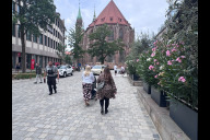 Bild Der neu gestaltete und am Montag, 6. Juli 2026, der Öffentlichkeit übergebene Lorenzer Platz wartet auf der östlichen Hälfte mit zehn statt fünf Bäumen auf. Mehr als 360 Quadratmeter zuvor befestigte Fläche wurden entsiegelt, offene Baumscheiben ermöglichen, dass Regenwasser besser versickern kann. 