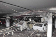 Bild Ein Fahrzeugbrand hat am Donnerstag, 9. Juli 2026, gravierende Schäden an der Theatergarage am Richard-Wagner-Platz in Nürnberg verursacht. Mehrere Fahrzeuge sind komplett ausgebrannt. Die Schäden sind so massiv, dass das Parkhaus derzeit nicht betreten werden kann.