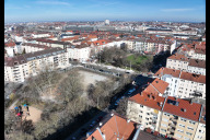 Bild Das Luftbild zeigt den Melanchthonplatz in der Nürnberger Südstadt. Sör wird den Melanchthonplatz zu einem modernen, klimaangepassten Quartierspark weiterentwickeln. Am Donnerstag, 23. Juli 2026, starten die ersten Beteiligungsformate zur Umgestaltung.