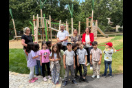 Bild Sör hat den Bau des neuen Spielplatzes an der Hinteren Marktstraße / Hans-Schmidt-Straße abgeschlossen. Am Montag, 20. Juli 2026, haben (hintere Reihe von links nach rechts) Sör-Projektleiterin Anja Schönfeld, der Leiter Projekte Grünanlagen und Spielplätze des Sör, Bernd Nitschke, die kaufmännische Objektmanagerin des Evangelischen Siedlungswerks, Julia Enke, und die Referentin für Jugend, Familie, Senioren und Soziales, Elisabeth Ries, gemeinsam mit Kindern des Kindergartens Olgastraße den neuen Spielplatz eröffnet.