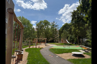Bild Sör hat den Bau eines neuen Spielplatzes an der Hinteren Marktstraße/Hans-Schmidt-Straße in Schweinau abgeschlossen. Am Montag, 20. Juli 2026, wurde der vielfältige Spielplatz in naturnaher Atmosphäre für Kinder im Alter von drei bis sechs Jahren offiziell eröffnet.
