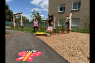 Bild Sör hat den Bau des neuen Spielplatzes an der Hinteren Marktstraße/Hans-Schmidt-Straße in Schweinau abgeschlossen. Am Montag, 20. Juli 2026, wurde der vielfältige Spielplatz in naturnaher Atmosphäre für Kinder im Alter von drei bis sechs Jahren offiziell eröffnet und von Kindern des Kindergartens Olgastraße ausprobiert.