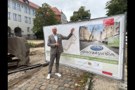 Bild Der Servicebetrieb Öffentlicher Raum Nürnberg (Sör) beginnt mit dem Um- und Ausbau der Ambergerstraße im Stadtteil Schweinau. Der stark sanierungsbedürftige Straßenzug zwischen der Nopitschstraße und der Zweibrückener Straße wird saniert und als Teil der Radschnellverbindung Nürnberg – Schwabach in weiten Teilen zur Fahrradstraße ausgebaut. Zum Beginn der Arbeiten besuchte Bürgermeister und Erster Sör-Werkleiter Andreas Krieglstein am Donnerstag, 20. August 2026, die Baustelle.
