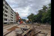 Bild Der Servicebetrieb Öffentlicher Raum Nürnberg (Sör) hat am Donnerstag, 20. August 2026, mit dem Um- und Ausbau der Ambergerstraße im Stadtteil Schweinau begonnen. Der stark sanierungsbedürftige Straßenzug zwischen der Nopitschstraße und der Zweibrückener Straße wird saniert und als Teil der Radschnellverbindung Nürnberg – Schwabach in weiten Teilen zur Fahrradstraße ausgebaut.