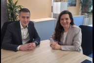 Bild Nürnberger Lehrkraft erhält Deutschen Lehrkräftepreis: Serhat Gökce, Preisträger und Lehrkraft an der Beruflichen Schule 9, mit Cornelia Trinkl, der Referentin für Schule und Sport der Stadt Nürnberg. 