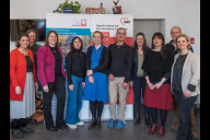 Bild Stadträtin Diana Liberova (li.), Birgit Kretz, Leiterin Kulturladen Röthenbachs (2. v. li.), Sozialreferentin Elisabeth Ries (3. v. li.), Olesya Reis Awo (re.), Jochen Obermeier, Bürgerverein Röthenbach (2. v. re.), Martina Sommer, Awo (3. v. re.), und Bernhard Gradner, Caritas Nürnberg (5. v. re.), mit Mitarbeiterinnen der Sozial- und Integrationsberatung Röthenbach.
