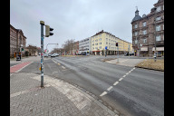 Bild Die Sanierung der Willstraße führt zu Einschränkungen auf der Fürther Straße. An der Einmündung zur Fürther Straße wird die Fahrbahn eingeengt, sodass je Richtung nur eine Fahrspur zur Verfügung steht. Die gegenüberliegende Kernstraße ist während der Baumaßnahme zeitweise gesperrt.
