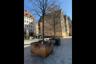 Bild Sechs mobile Baumkübel am Sebalder Platz werden derzeit mit Antigraffiti-Folie beklebt.