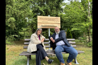 Bild Britta Walthelm, Referentin für Umwelt und Gesundheit der Stadt Nürnberg, und Armin Hoffmann, Leiter der Friedhofsverwaltung, auf dem „Blauderbänkla" am Südfriedhof. Die Gesprächsbank steht allen Interessierten offen und lädt unkompliziert zu einem Gespräch ein.