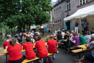 Bild Abschlussveranstaltung von "In Aktion" am Kulturladen Röthenbach: Volunteers und  Vertreterinnen und Vertreter der Einrichtungen und Projekte, auf der Bühne Elisabeth Ries, Referentin für Jugend, Familie, Senioren und Soziales, sowie Frank Braun, "Türen Öffnen", ISKA gGmbH.