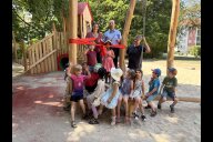 Bild Gemeinsam mit Kindern des Kindergartens St. Lukas haben (v.l.n.r.) die Referentin für Jugend, Familie, Senioren und Soziales, Elisabeth Ries, Bürgermeister und Erster Sör-Werkleiter Andreas Krieglstein sowie Thorsten Schmidt, bei Sör verantwortlich für Planung und Bau, am Montag, 13. Juli 2026, die neu gestaltete Spielfläche im Grünzug an der Coburger Straße eröffnet.