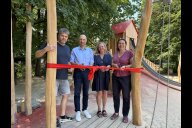 Bild Eröffnung der Spielfläche im Grünzug an der Coburger Straße, die nach den Wünschen von Kindern gestaltet wurde (v.l.n.r.): Thorsten Schmidt (Sör, Planung und Bau), Bürgermeister und Erster Sör-Werkleiter Andreas Krieglstein, Doris Lindner, im Jugendamt zuständig für die Kinderbeteiligung, und Sozialreferentin Elisabeth Ries.