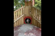 Bild Im Anschluss an die Eröffnung der neu gestalteten Spielfläche im Grünzug an der Coburger Straße hatten Kinder des Kindergartens St. Lukas und aus dem Stadtteil Zeit, den neuen Spielplatz zu erkunden, zu testen und zu bespielen.