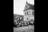 Bild Der Schlosshof des späteren Kulturladens Almoshof während eines Fests des Kulturvereins im Jahr 1978.