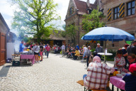 Bild Blick in den Schlosshof zum Tag der Offenen Tür 2024.