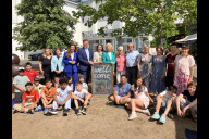 Bild Lehrkräfte, Schülerinnen und Schüler der Dr.-Theo-Schöller-Mittelschule bei den well:come Kulturvormittagen 2026 sowie stehend, ab 3. Person v.l.n.r.: Bildungsreferentin Cornelia Trinkl, Oberbürgermeister Marcus König, Jugendreferentin Elisabeth Ries, Prof. Dr. Julia Lehner (Präsidentin des Rotary Clubs Nürnberg-Sebald), Christa und Norbert Lompa (Stiftung Lompa), Kiki Schmidt und Janka Menzel (Kuf, Stabsstelle Kinderkultur).